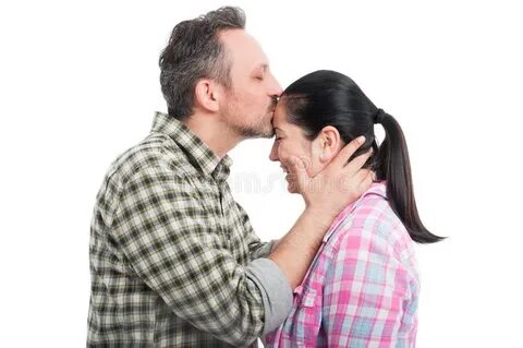 Парень целуя его подругу на лбе Стоковое Фото - изображение 