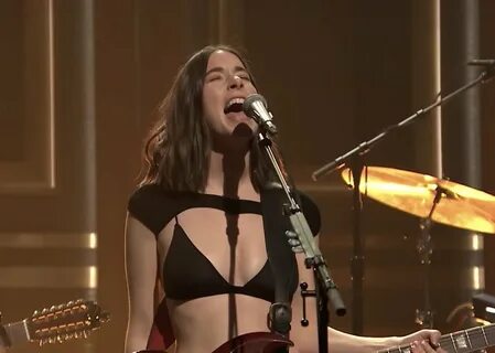 ashley בטוויטר: "can we all agree that danielle haim.