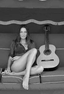 Carla Bruni y su guitarra. Carla bruni, Guitar girl, Celebri