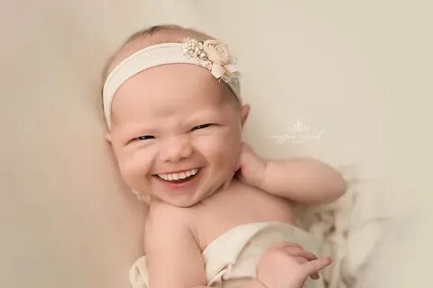 Фотограф с помощью FaceApp добавляет улыбки младенцам на про