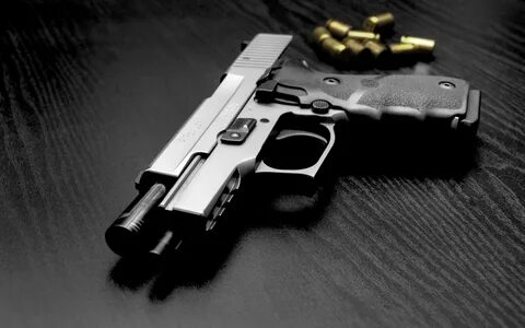 Фото пистолета рядом с патронами Обои на рабочий стол
