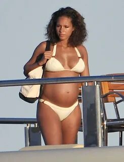 Alicia Keys Pregnant Bikini Pictures @ Platinum-celebs.com