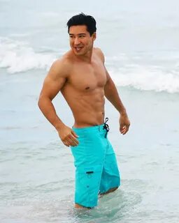 Shirtless Mario Lopez With Wife in Miami Beach Pictures POPS