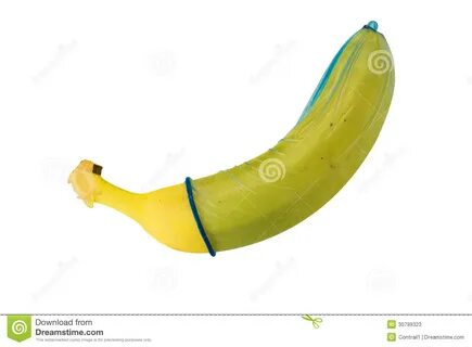 Презерватив на банане изолированном на белой предпосылке.