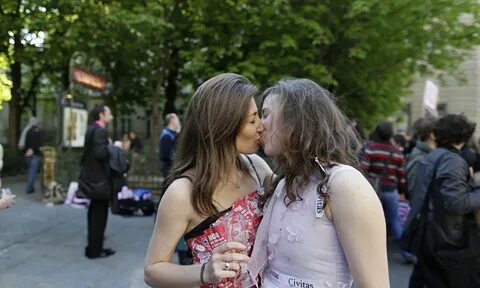Lesbians' goodbye kiss leads to 'humiliation' in Paris - Fli