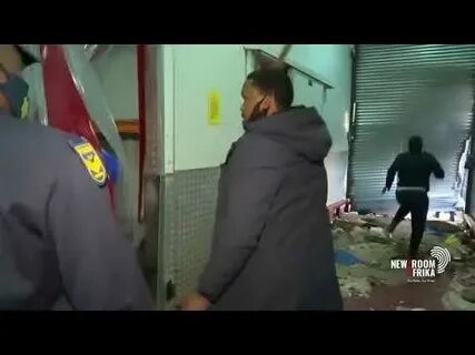 Cop gets knocked out while looters escape!!😱 😱 - YouTube