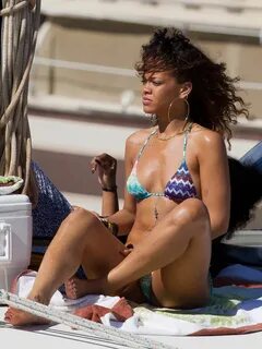 Rihanna in Bikini Snorkling in Hawai - HawtCelebs