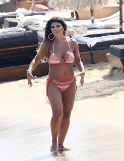 Bikini-Wearing MILF Teresa Giudice Shows Her Body in High Qu