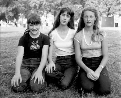 45 Black and White Photos of Teenage Girls' Portraits in the