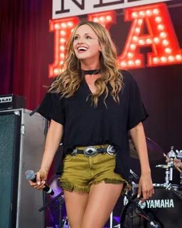 Carly Pearce Unveils Debut Album 'Every Little Thing' - Roll