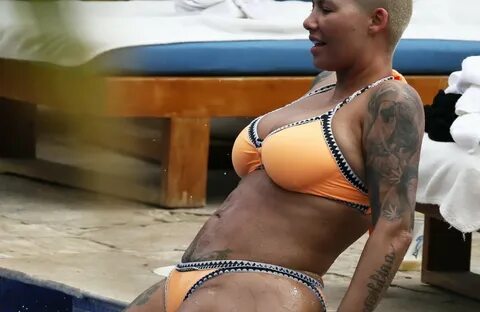 GALERIE FOTO " Amber Rose, surprinsă la piscină. Mai e aceea