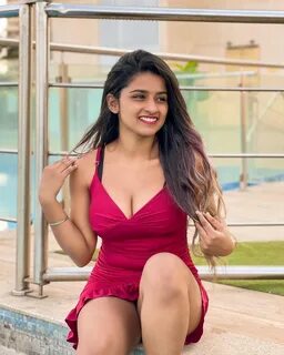 Suhana Khan aka Suhuuu Hot Soaring in Red body hugging gown