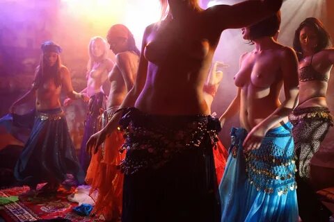 Смотреть Фото Голых Лесбиянок Танцующих Танец Живота