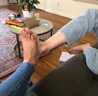 Lauren Lapkus's Feet wikiFeet