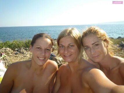 drei freundinnen im urlaub machen privates selfie fuer ihre 