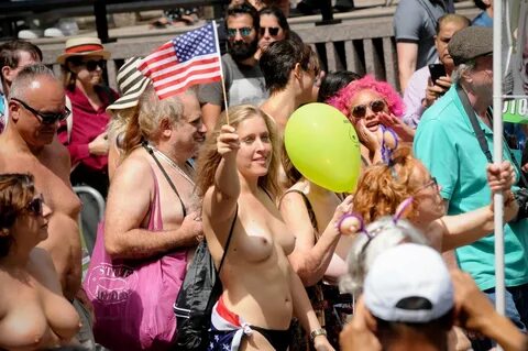 Nyc topless parade - 🧡 New York : Topless en ville, manifestation seins nu...