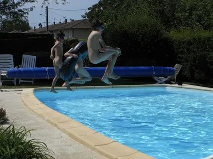 Chez Besse Boys 'skinny dipping' in the pool - Vergt SEBlogg