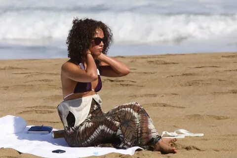 Alicia Keys bikini beach vacation candids in Hawaii on Janua