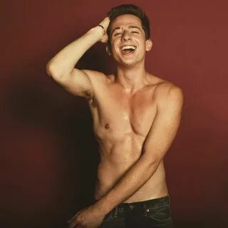 Charlie Puth se quita la ropa en su nueva gira - Shangay