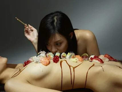 Nyotaimori (女 体 盛 り) Photos de Nu Érotique signée Peter Hegr