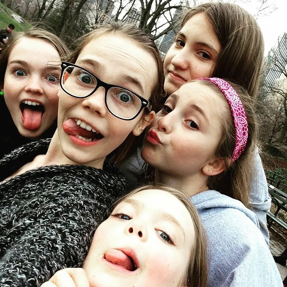 oona laurence в Instagram: "Hanging out with these peeps 😘 🤓 😂 ❤ ️❤...
