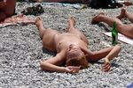 Пьяные голые девушки на пляже (58 фото) - порно фото