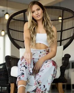 Summer Lynn Hart ass pics - along with various other hot shots. 