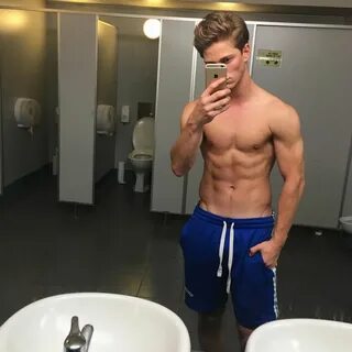 Potret Nico Greetham yang Hot Abis!