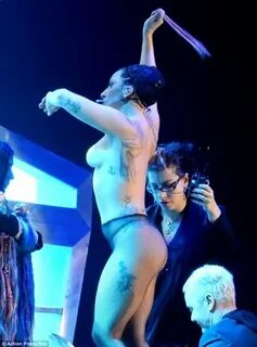 Lady Gaga en string sur scène. Lady Gaga goes topless as she