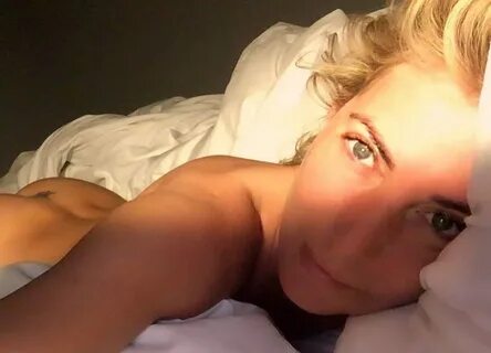 Giulia Siegel räkelt sich nackt im Bett und zeigt ihr Po-Tat