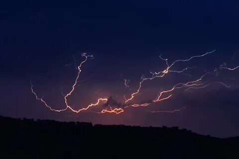 File:Cloud to cloud lightning strike.jpg - Wikimedia Commons