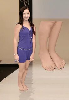 Rachel G. Fox's Feet wikiFeet