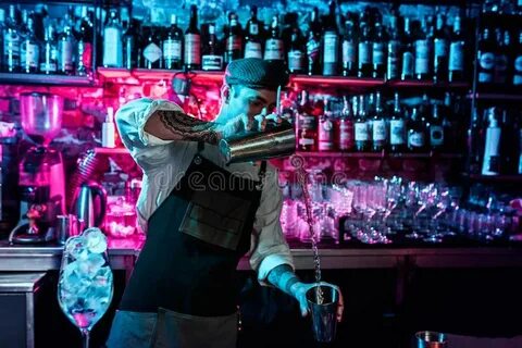Экспертный бармен делает коктеиль на ночном клубе Стоковое Ф
