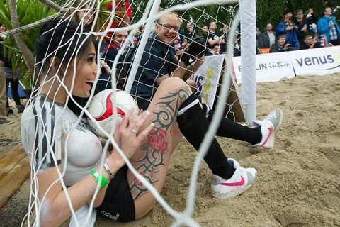 Немецкие и датские порноактрисы сыграли в пляжный футбол топ