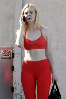Elle Fanning In A Bright Red Workout Ensemble : ヨ ガ の ク ラ ス 