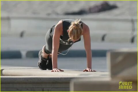 Claire Danes Goes for Morning Jog Along the Beach: Photo 388