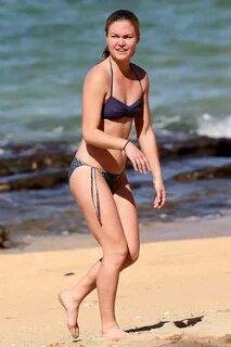 julia-stiles-navy-turquoise-bikini- Julia stiles, Julia stil