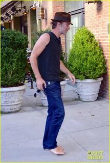 Thomas Jane Walks Barefoot Down New York City Street: Photo 