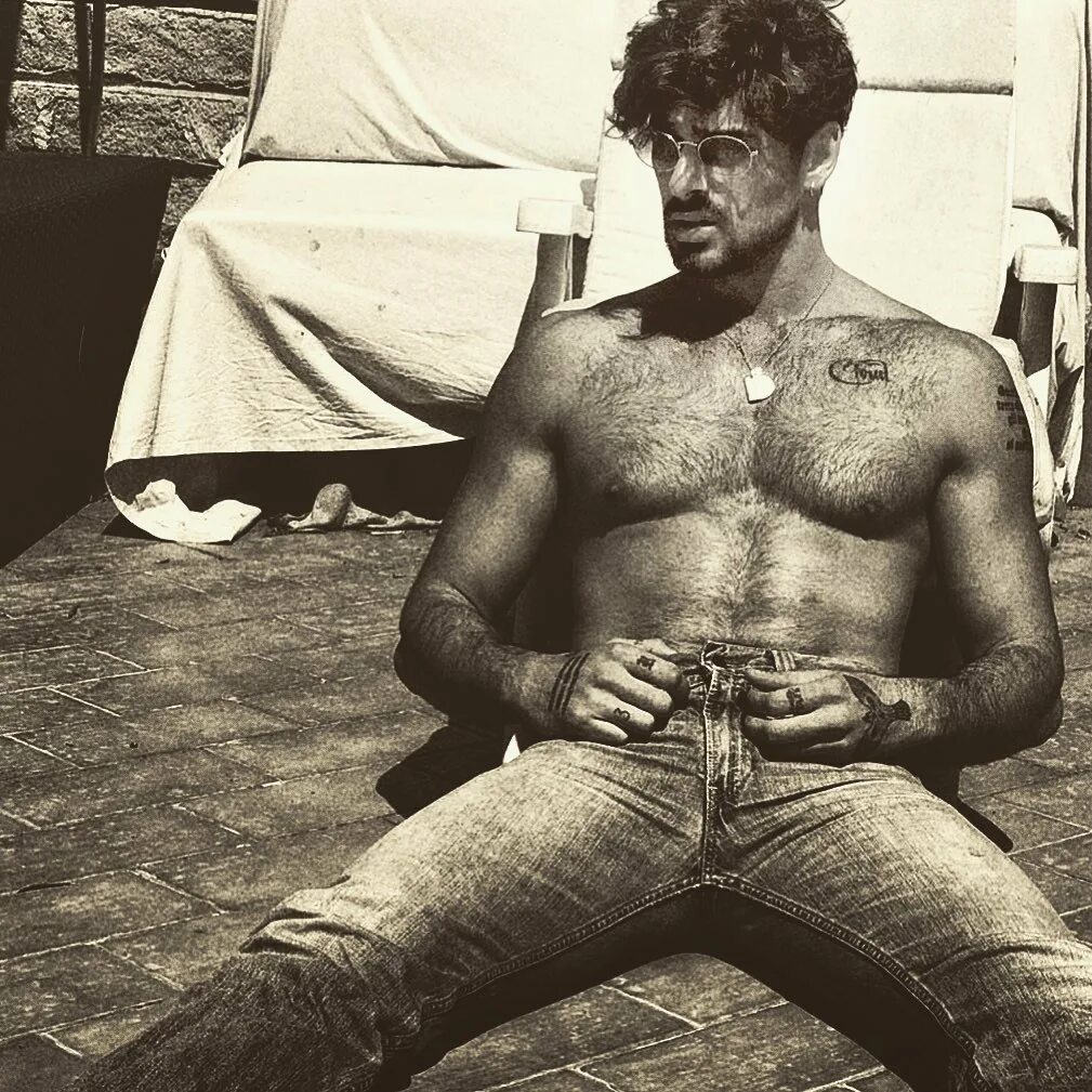 Michele Morrone в Instagram: ""Non mi frega un cazzo"