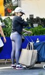 Sarah Michelle Gellar - In yoga pants with classic Nike Air 