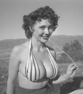 Actress singer heavy accent short with big boobs mid 60s