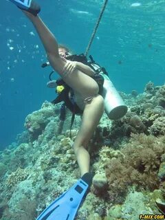 Голая девушка дайвер с аквалангом под водой на морском дне