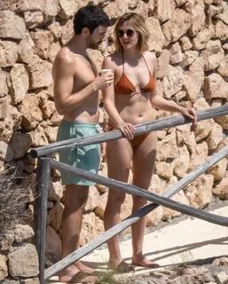 Elizabeth Olsen In Bikini On Vacation With Husband Robbie Arnett At Tuscany 2022