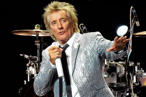 Rod Stewart dona dinero y protesta contra los recortes de sa