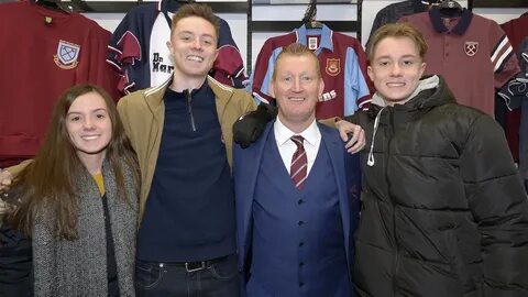 Women’s team and Steve Lomas delight fans at Romford store W