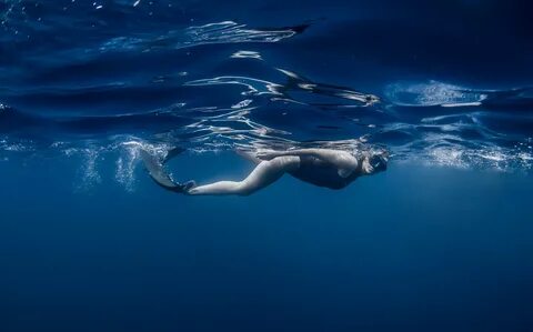 Hintergrundbilder : Unterwasser, Frau, blau, Schwimmen 2560x