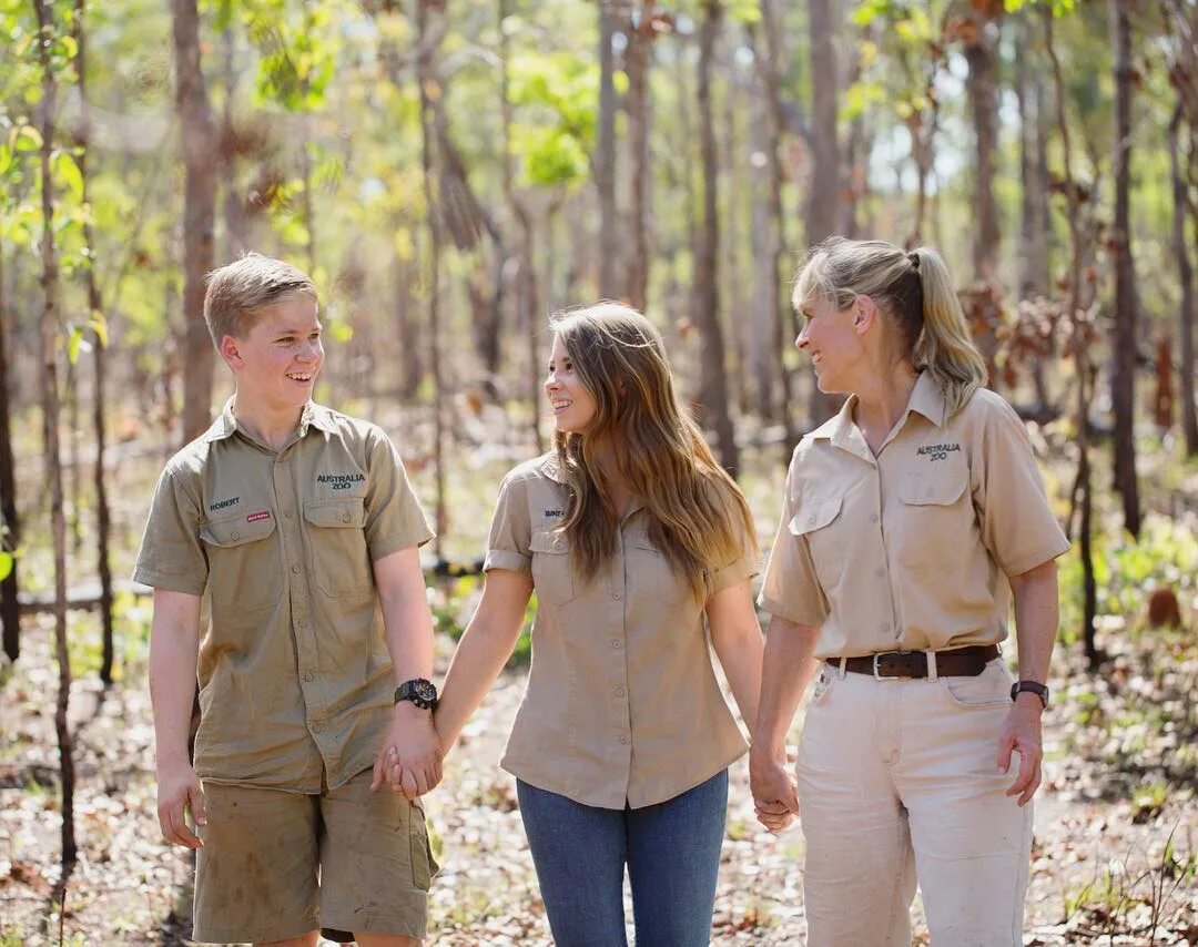 Bindi Irwin auf Instagram: "Blessed with the most wonderful family on ...