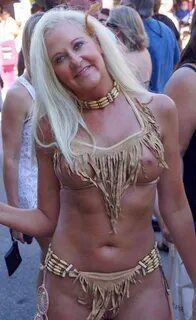 Полуголые дамы веселятся на фестивале - (32 фото) .