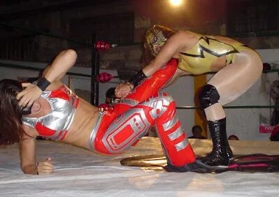 Lucha Women: Princessa Sugey wrestling Dark Angel.