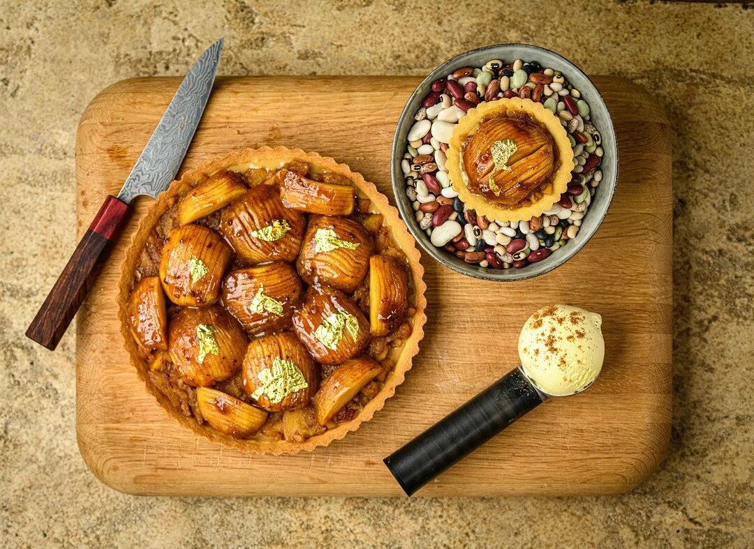 Alex Webb в Instagram: "Caramelised apple tart, apple compot and nut m...